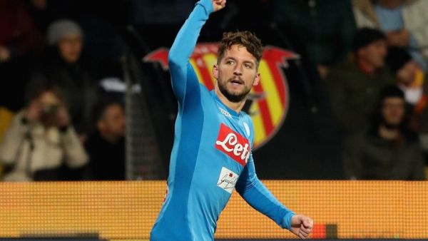 ميرتينز يحتفل بهدفه