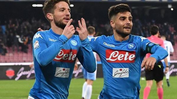 ميرتينز (يسار) وإنسيني يحتفلان خلال المباراة