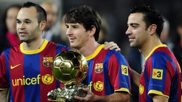 صورة أرشيفية لتشافي (يمين) وميسي (وسط) وأندريس إنييستا