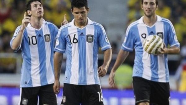ثلاثي الأرجنتين الهجومي غونزالو هيغواين (يمين) وأغويرو وميسي