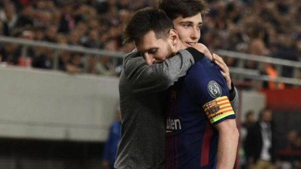 أحد المشجعين يحتضن ميسي قبل تسديد نجم برشلونة لركلة ركنية