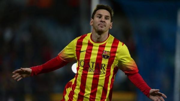 ميسي يحتفل بهدفه الثاني