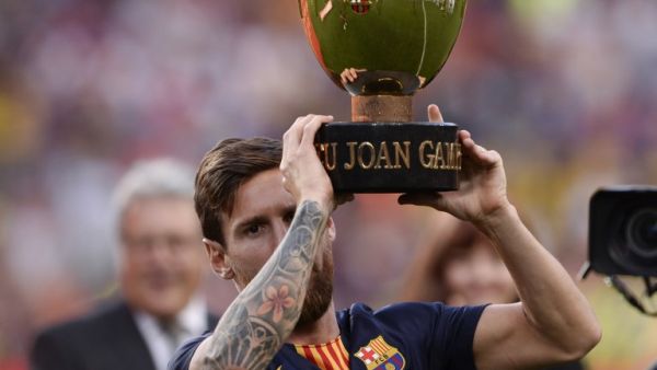 ميسي يرفع كأس البطولة