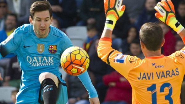 ليونيل ميسي يحاول التسجيل في شباك الحارس خافي فاراس