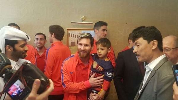 ميسي يحمل الطفل مرتضى