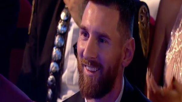 ميسي يبتسم لدى فوز رونالدو بجائزة الأفضل لعام 2017