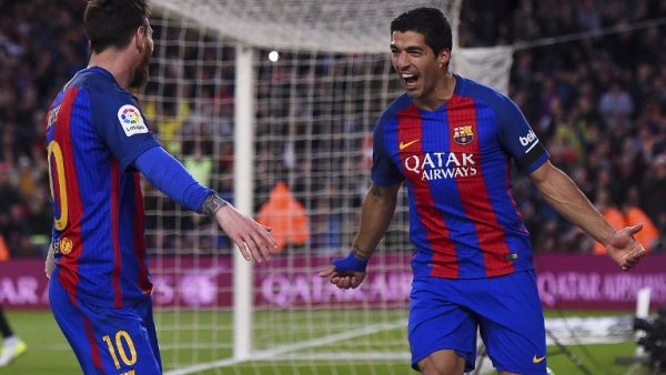 سواريز (يمين) يحتفل بهدفه رفقة ميسي