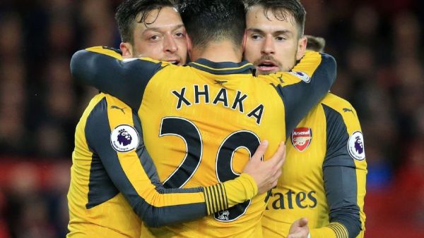 لاعبو آرسنال يحتفلون بالهدف الثاني