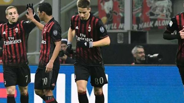 لاعبو ميلان يحتفلون بهدف ديولوفيو (يسار)