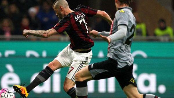 مينيز (يسار) يقود ميلان للفوز على آليساندريا