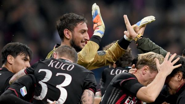 لاعبو ميلان يحتفلون بالفوز