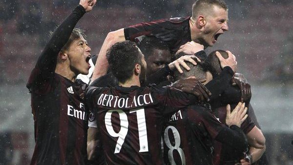 لاعبو ميلان يحتفلون بالهدف