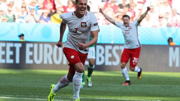 ميليك يحتفل بهدفه