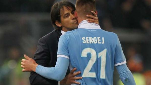 سيموني إنزاغي مدرب لاتسيو (يسار) يهنىء سافيتش بالتأهل