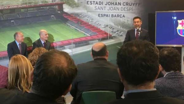 جوسيب ماريا بارتوميو رئيس نادي برشلونة يقدم الملعب الجديد
