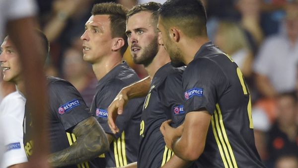 بيانيتش (وسط) يقود يوفنتوس للفوز بعد طرد رونالدو الذي بدا ظالماً بيانيتش (وسط) يقود يوفنتوس للفوز بعد طرد رونالدو الذي بدا ظالماً