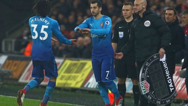 هنريك مخيتاريان (يمين) يشارك مع آرسنال للمرة الأولى بعد أيام من قدومه من مانشستر يونايتد