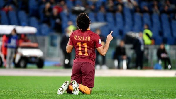 AS Roma's Egyptian forward Mohamed Salah celebrates after scoring during the Italian Serie A football match AS Roma vs Bologna at the Olympic stadium in Rome on November 6, 2016.
VINCENZO PINTO / AFP