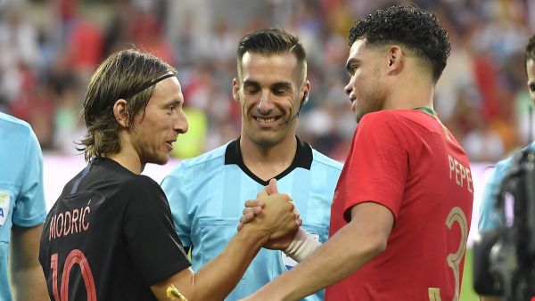 بيبي يصافح لوكا مودريتش