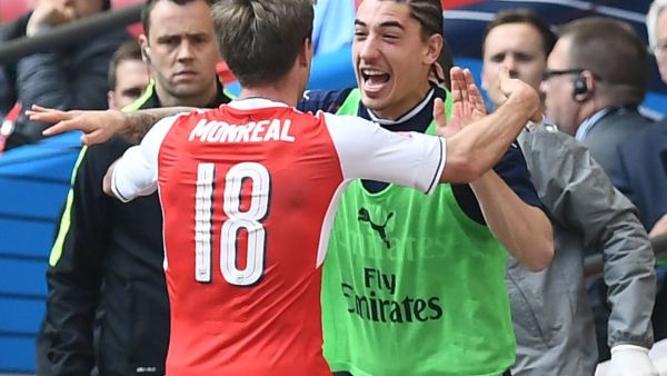 مونريال (يسار) يحتفل رفقة هيكتور بيليرين بهدفه