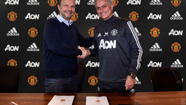 مورينيو يصافح وودوارد