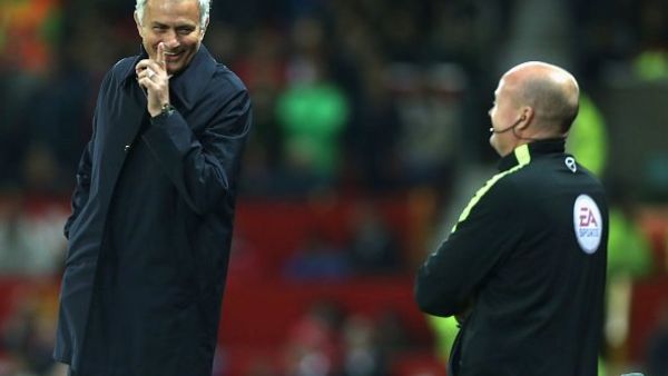 جوزيه مورينيو يحقق الفوز الأول مع يونايتد على مانشستر سيتي الذي يقوده غريمه جوسيب غوارديولا