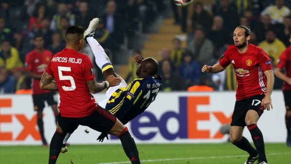 سو (وسط) يسدد بطريقة رائعة مسجلاً هدف فينيرباهتشة الأول