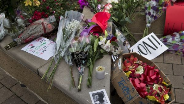 A makeshift memorial for boxing legend Muhammad Ali is seen at the Muhammad Ali Center on June 4, 2016 in Louisville, Kentucky.
Brendan Smialowski / AFP