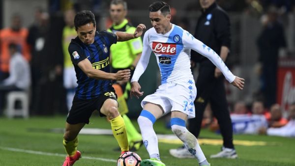 صراع على الكرة بين المتسبب بالهدف ناغاتومو (يسار) وصاحب الهدف كاييخون