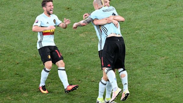 لاعبو بلجيكا يحتفلون بهدف ناينغولان