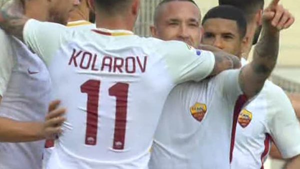 ناينغولان يحتفل بهدفه مع زملائه