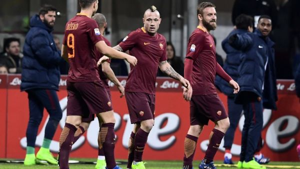 ناينغولان (وسط) يتلقى التهنئة بهدفه الأول