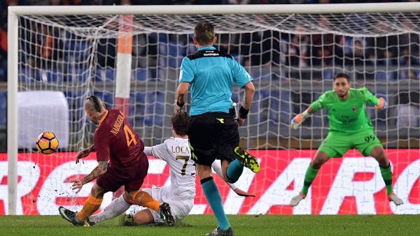 ناينغولان (يسار) يسدد مسجلاً هدف اللقاء الوحيد