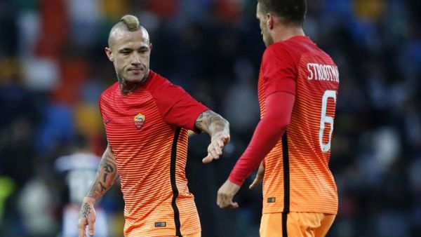 كيفين ستروتمان (يمين) يهنىء ناينغولان بهدفه