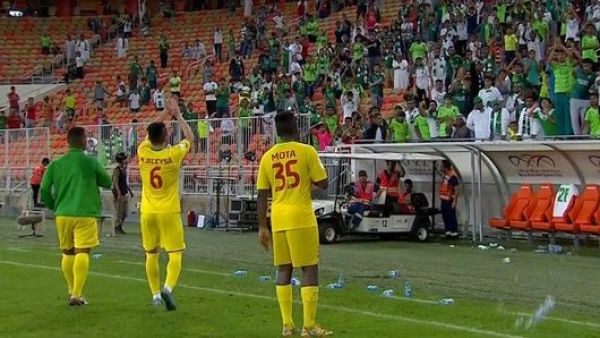 لاعبو نجران يحتفلون رفقة بعض الجماهير الأهلاوية بعد انتهاء اللقاء