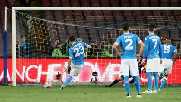 غابياديني يسجل هدف نابولي الثاني