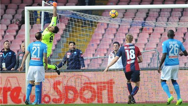 نابولي يستعيد صدارة الدوري الإيطالي