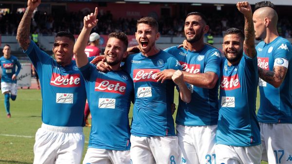 نابولي يسحق كالياري بثلاثيةٍ نظيفة