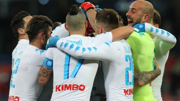 لاعبو نابولي يحتفلون بالفوز الصعب
