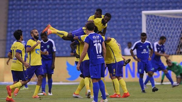 لاعبو النصر يحتفلون بأحد الأهداف