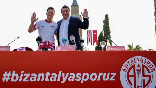 Antalyaspor's French midfielder Samir Nasri (L) and Antalyaspor's chairman Ali Safak Ozturk (R) pose for a photo during Nasri's signing ceremony in Antalya, on August 22, 2017. Nasri on signed a two year deal to join Turkish top flight side Antalyaspor from Manchester City, the club said.
STR / DEPO PHOTOS / AFP