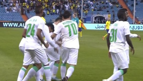 لاعبو الأهلي يحتفلون بهدف التعادل