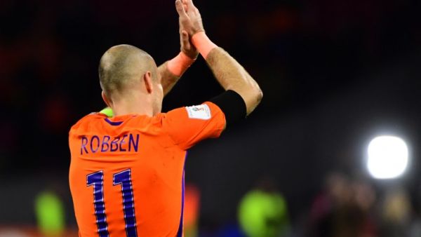 آريين روبن يحيي الجماهير الهولندي بعد انتهاء المباراة أمام السويد