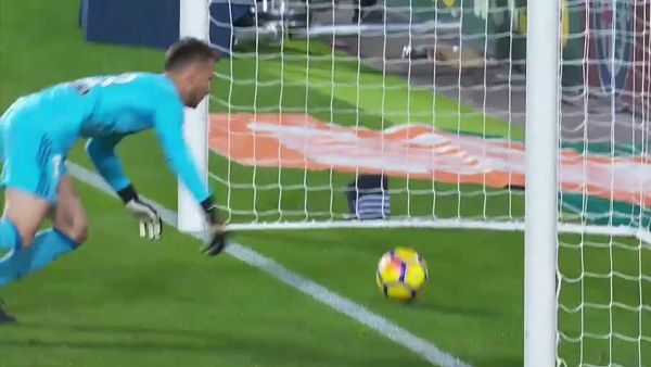 لقطة تؤكد تجاوز الكرة بكامل استدارتها لخط مرمى الحارس نيتو