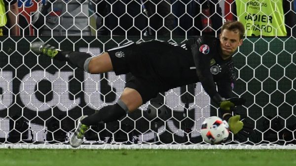 نوير يتصدى لركلة ترجيح خلال المباراة