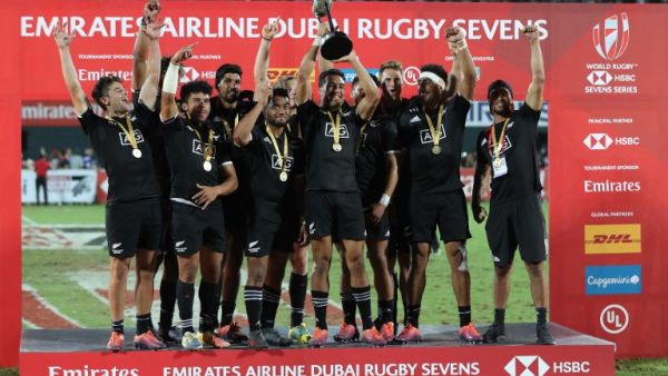 New Zealand's players celebrate with the trophy of the Men's Sevens World Rugby Dubai Series Cup after the Final match between USA an New Zealand on December 01, 2018.
KARIM SAHIB / AFP