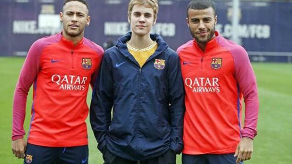 نيمار (يسار) وآلكانتارا رفقة بيبر (وسط)