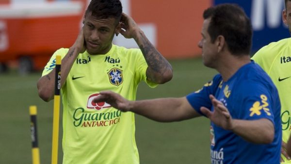 نيمار (يسار) والمدرب كارلوس دونغا خلال تدريبات منتخب البرازيل