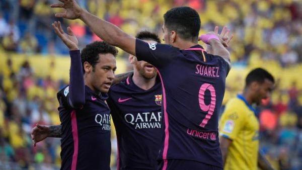 ثلاثي برشلونة الهجومي يحتفل بأحد الأهداف