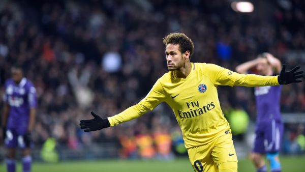 نيمار يحتفل بهدفه